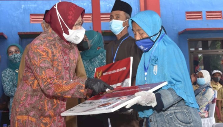 Menteri Sosial, Tri Rismaharini saat memberikan KKS secara simbolis kepada korban Penyalahgunaan Penerima Manfaat PKH di Kabupaten Malang/RMOLJatim