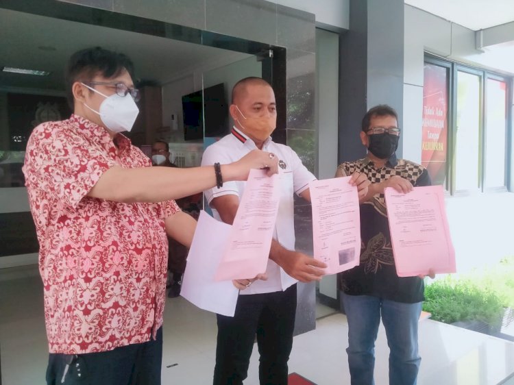 Dari kiri: Sri Sugeng Pujiatmiko, Advokat Suryono Pane dan Sufyanto menunjukkan surat pemulihan nama baik dan surat pengembalian barang bukti dari Kejari Surabaya/RMOLJatim