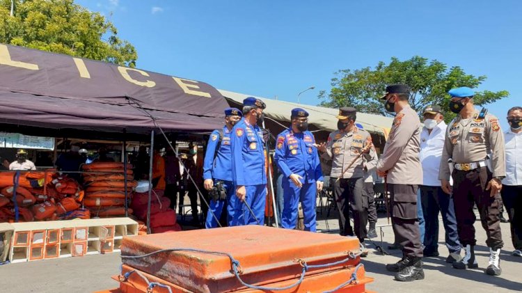 Kepala Baharkam, Kombes Pol Arief Sulisyanto saat berada di selat Bali./ Humas