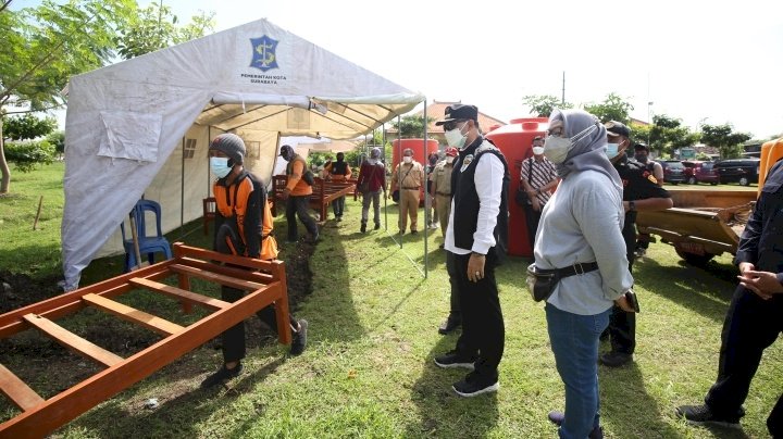 Wali Kota Eri saat meninjau tenda pemulasaran jenazah di TPU Keputih/RMOLJatim