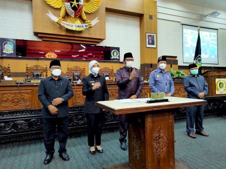 Bupati Ipuk Fiestiandani Azwar Anas, Wabup Sugirah dan Pimpinan DPRD Banyuwangi di Gedung Dewan/RMOLJatim