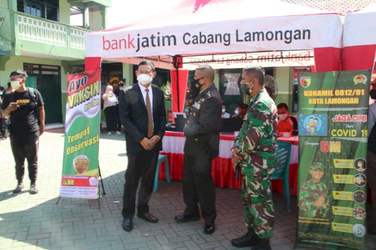 Bupati Lamongan Yuhronur Effendi berama Dandim 0812 Letkol Inf. Sidik Wiyono meninjau pelaksanaan vaksin Massal Di Koramil Kota Lamongan/RMOLJatim