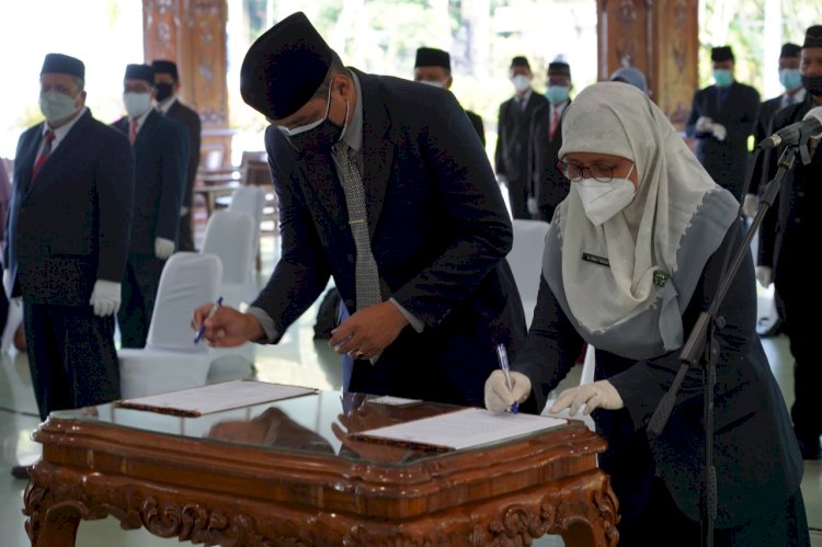 Bupati Bojonegoro  Anna Mu'awanah sedang  melantik 132 Pejabat pada tiga tempat/RMOLJatim