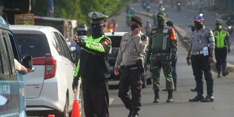Personel gabungan melakukan penjagaan di pos penyekatan larangan mudik/Net