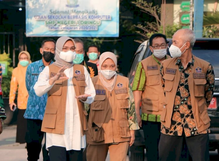 Bupati Probolinggo, Tantriana Sari usai melakukan peninjauan Gedung sekolah SMPN 1 Dringu /RMOLJatim