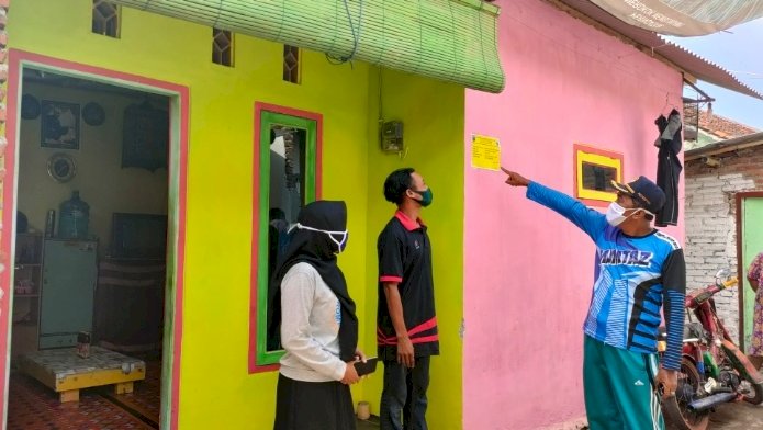 Kepala Desa Pajarakan Kulon, menunjukkan rumah RTLH yang di bangun berdasarkan Musdes Perubahan Tahun 2019. /RMOLJatim