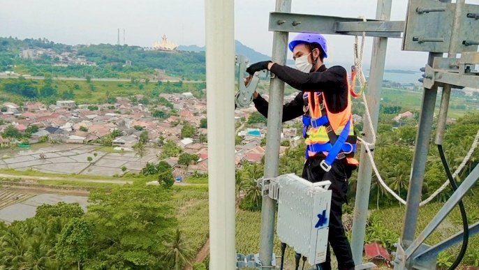 Petugas sedang melakukan perawatan jaringan/Ist