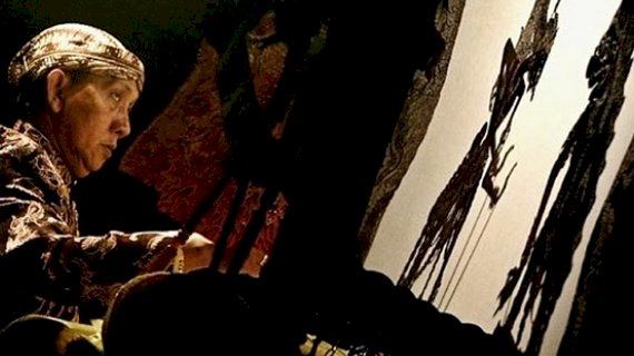 Almarhum Ki Manteb Sudharsono saat pentas wayang/Net