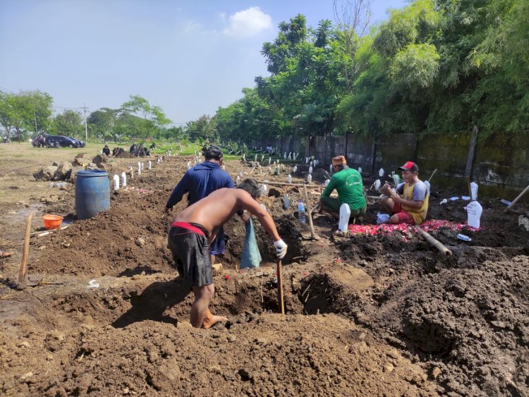 Penggali Makam Covid-19 di Delta Praloyo/RMOLJatim