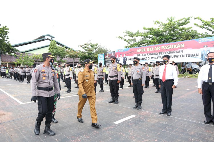 Wakpolres Tuban Kompol Priyanto bersama Wakil Bupati Tuban Riyadi saat meninjau persiapan apel pengamanan pelaksanaan PPKM Darurat/RMOLJatim