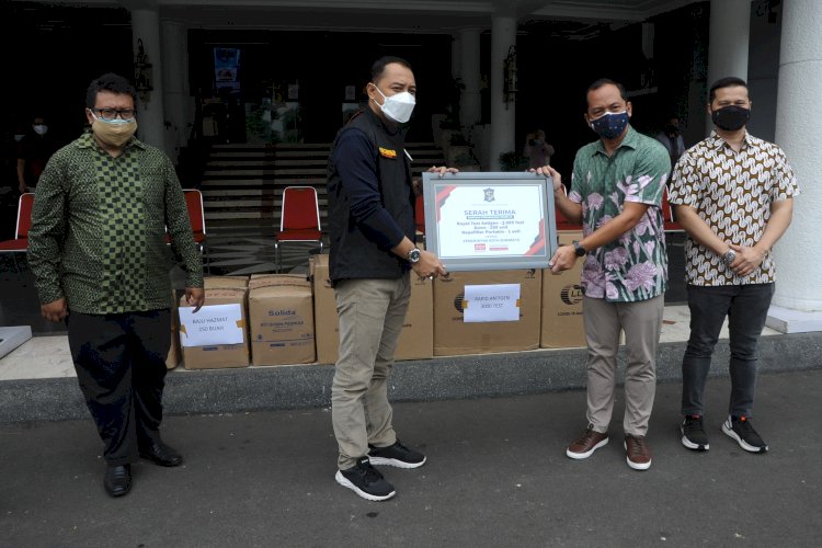 Wali Kota Eri saat menerima Bantuan dari PT HM Sampoerna/RMOLJatim