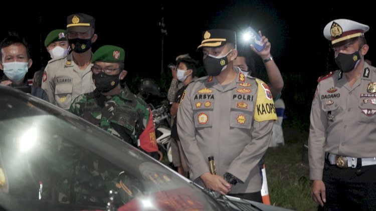 Kapolres Probolinggo AKBP Teuku Arsya Kadhafi saat memantau perkembangan terkini PPKM Darurat/RMOLJatim