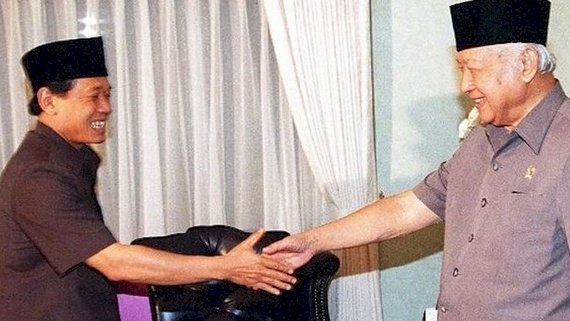 Menteri Penerangan Harmoko bersama Presiden Soeharto/Net
