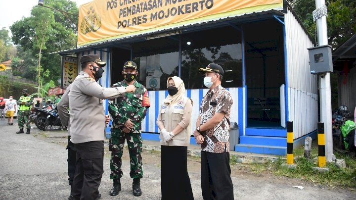 Forkopimda Kabupaten Mojokerto saat meninjau titik penyekatan  /ist
