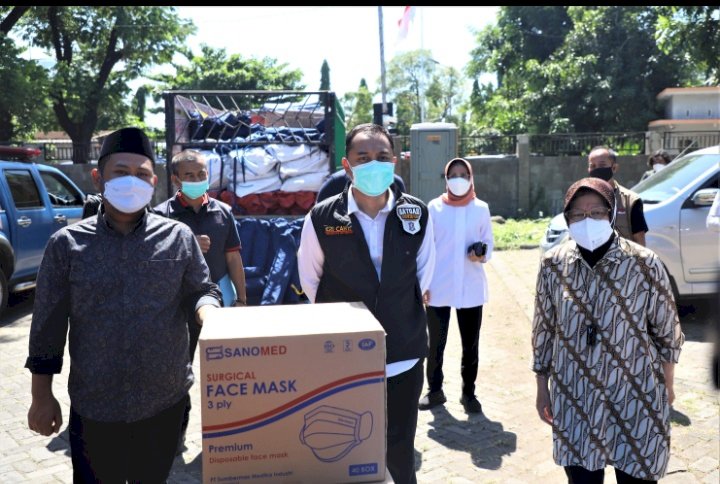 Mensos Risma menyerahkan bantuan kepada Wali Kota Surabaya dan Bupati Gresik/RMOLJatim