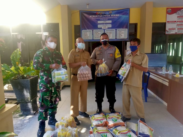 Petugas Dinas Sosial, Saat Memberikan Bantuan Paket Sembako