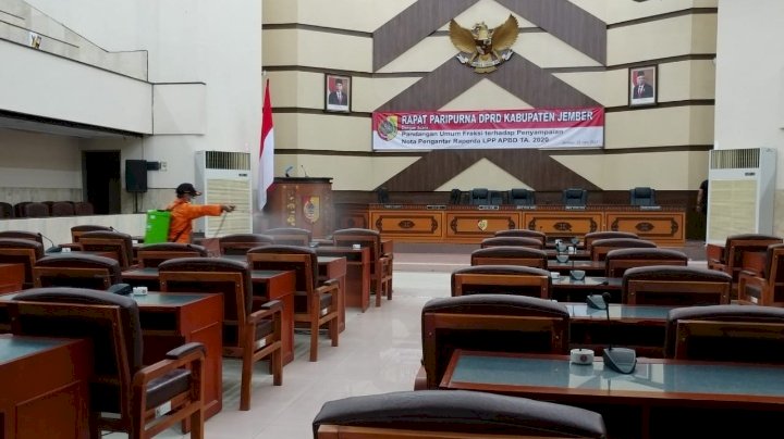 Penyemprotan disinfektan di gedung DPRD Jember