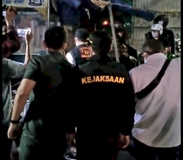 tampak dari belakang, Kajari Tanjung Perak, I Ketut Kasna Dedi (jaket hitam) saat operasi yustisi PPKM Darurat/Ist 