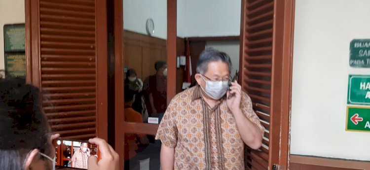 Bos PT Daha Tama Adikarya, Imam Santoso usai menjalani sidang putusan kasus penipuan di Pengadilan Negeri Surabaya/RMOLJatim usai menjalani sidang pembacaan vonis atas kasus penipuan di Pengadilan Negeri Surabaya/RMOLJatim 