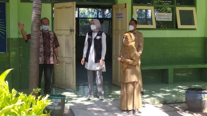Bupati Probolinggo saat melihat rumah isolasi di SMPN 1 Pajarakan. RMOLJatim