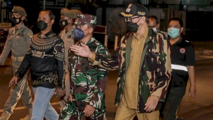 Gus Firjaun saat sidak PPKM Darurat di beberapa Lokasi di Kabupaten Jember sedang berbincang dengan camat Puger