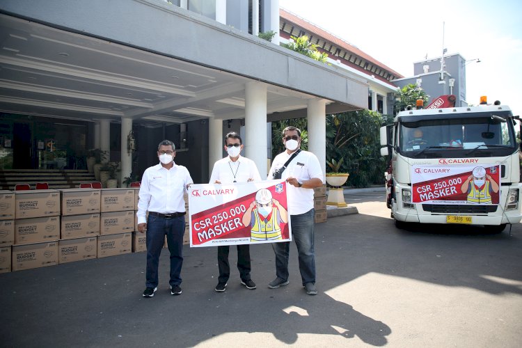 Plt Kepala Badan Pengelolaan Keuangan dan Pajak Daerah (BPKPD) Kota Surabaya menerima bantuan dari Relation Support PT Calvary Abadi Eko Rusmanto/RMOLJatim