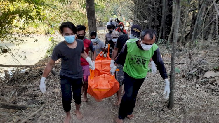 Mayat kakek Triman di evakuasi dari lokasi kejadian ke rumah duka/RMOLJatim