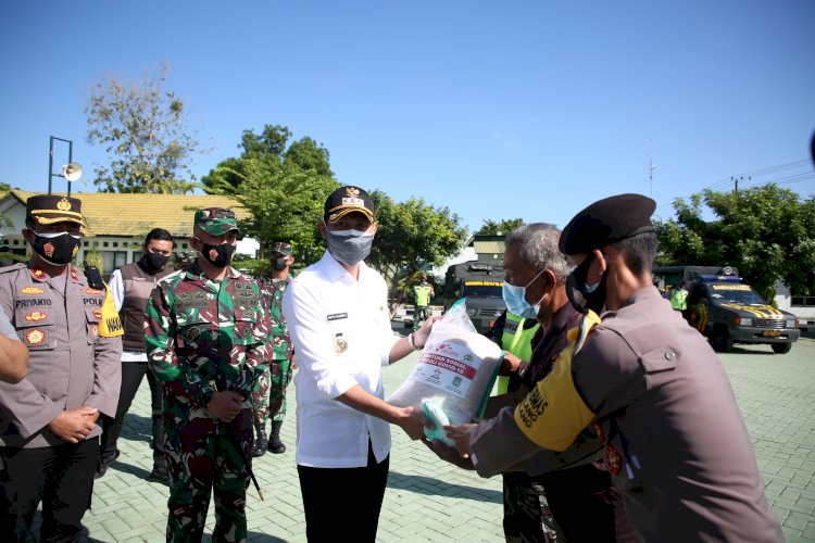 Bupati Tuban Aditya Halindra Faridzky bersama Forkompinda menyalurkan bantuan beras ke warga/RMOLJatim