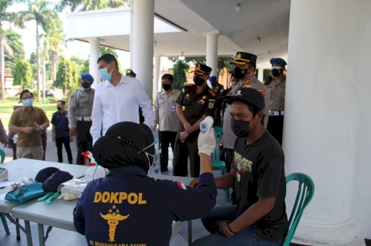 Walikota Kediri, Abdullah Abu Bakar  Saat meninjau operasi penegakan prokes/RMOLJatim