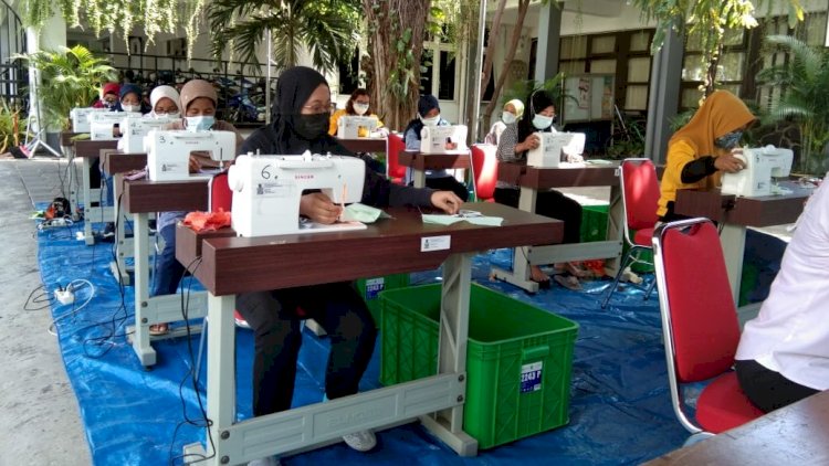 Para UMKM membuat masker di belakang Balai Kota Surabaya/RMOLJatim