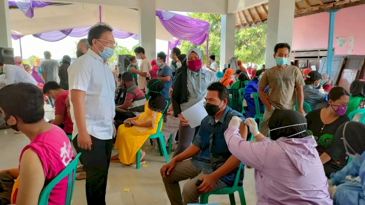 Ketua Apdesi Kabupaten Probolinggo, saat memantau warganya di vaksin. /RMOLJatim