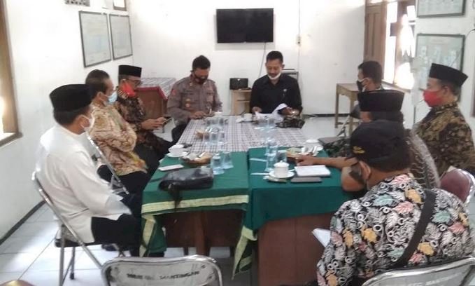 Camat Mantingan Didik Hartanto melakukan komunikasi dengan tokoh masyarakat terkait PPKM Darurat/RMOLJatim