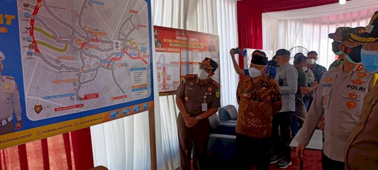 Bupati Malang,H.M Sanusi bersama Forkopimda saat melakukan tinjauan penyekatan dalam rangka PPKM Darurat di Exit Tol Singosari/Ist