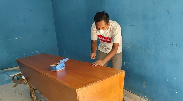 Proses pembuatan peti jenazah di Kota Kediri/RMOLJatim