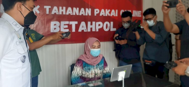 Erna Rahmawati saat berinteraksi dengan suaminya didalam tahanan melalui aplikasi BETAHPOL Kejari Tanjung Perak/RMOLJatim