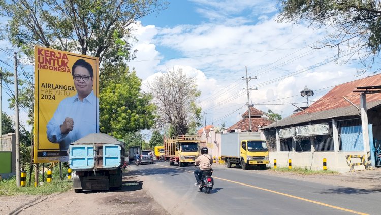 Gambar Raksasa Airlangga Hartarto di jalur Pantura Dringu Kabupaten Probolinggo/RMOLJatim