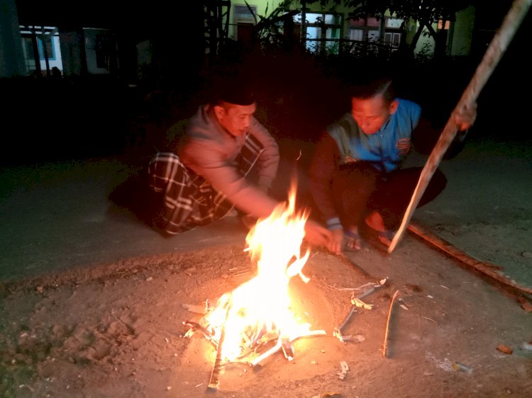 Warga Bondowoso membuat perapian untuk menangkal virus Covid-19/RMOLJatim