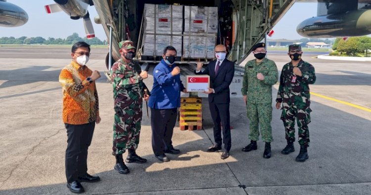 Bantuan dari Singapura berupa ventilator, tabung oksigen kosong oxygen concentrator yang tiba di Bandara Halim Perdana Kusuma, Jakarta pada Jumat. 9 Juli/RMOL