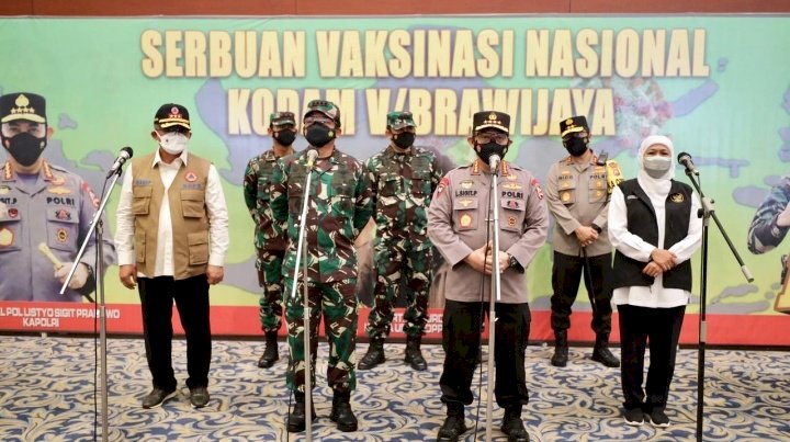 Panglima TNI dan Kapolri bersama forpimda Jatim meninjau kegiatan vaksinasi massal di Mall Grand City Surabaya/ist