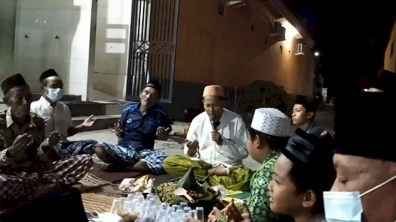 Warga melakukan Ritual Usir Wabah Covud 19 di tengah Jalan Kampung  / Poto/ Atmo/ RMOLJatm