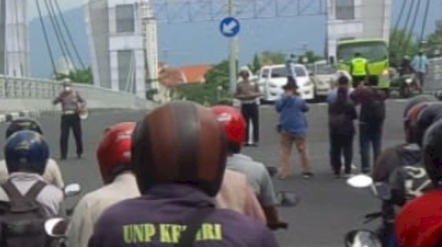 Suasana saat petugas kepolisian menghentika semua kendaraan/ repro
