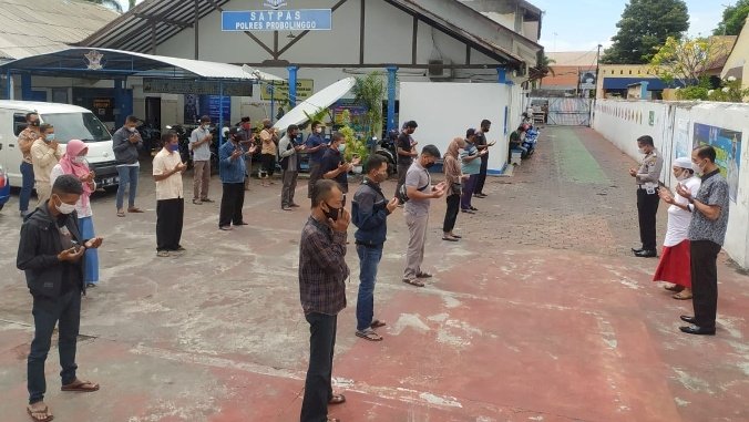 Para pengurus sim di Kantor Satlantas Polres Probolinggo juga mengheningkan cipta selama 60 detik. /RMOLJatim