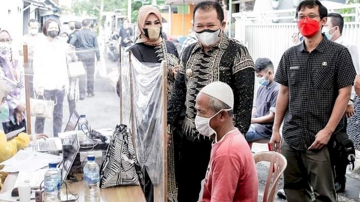 Bupati Jember Hendy Siswanto bersama isteri, kasih Fajarini saat meninjau vaksinasi