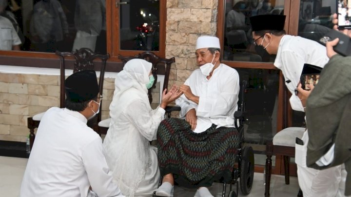 Gubernur Khofifah  saat  bertemu Mbah Yai Dien silam/ist