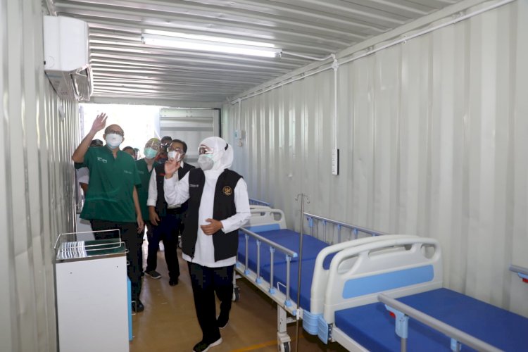 Gubernur Khofifah saat melihat kontainer UGD di RSUD Dr Soetomo Surabaya/Ist