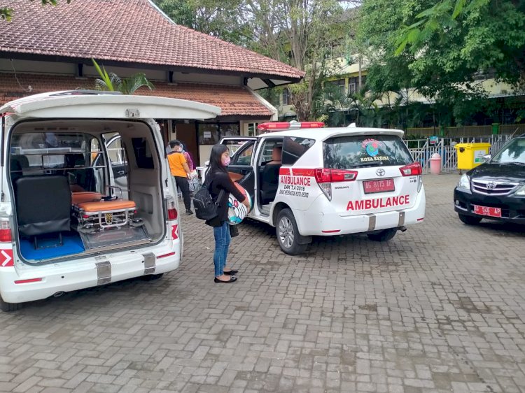 Salah seorang pekerja migran Indonesia tiba di Eks Gedung BLK Kota Kediri untuk menjalani isolasi/RMOLJatim