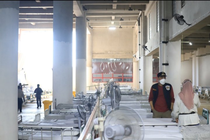 Wali Kota Eri Cahyadi meninjau Rumah Sakit Lapangan Tembak (RSLT)/RMOLJatim