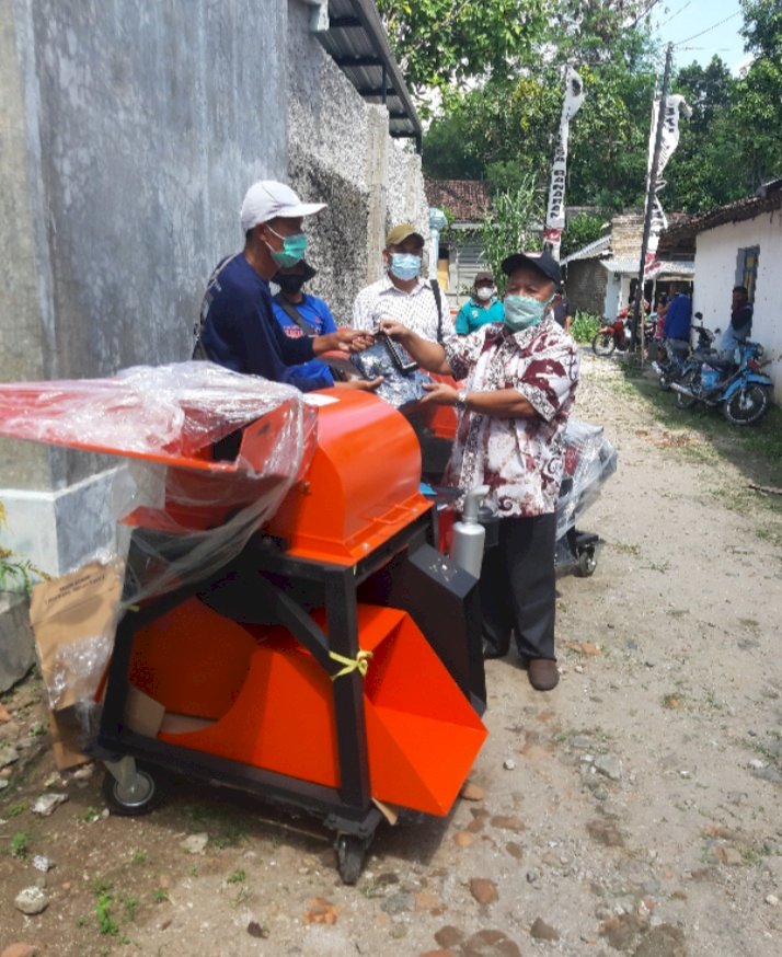 Anggota DPR RI KOMISI IV H Muhtarom saat menyerahkan program bantuan dari kementan untuk masyarakat di kabupaten Madiun/RMOLJatim