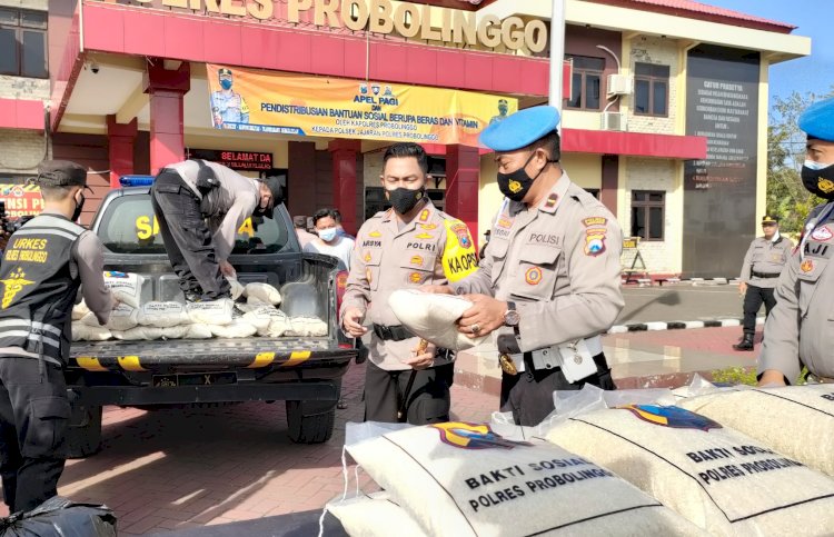 Kapolres Probolinggo AKBP Teuku Arsya Kadhafi saat mengangkat beras ke mobil polsek. /RMOLJatim