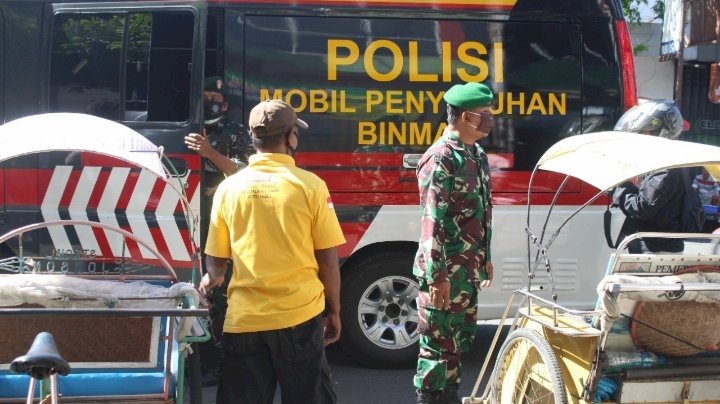 Pembagian paket sembako di Jember